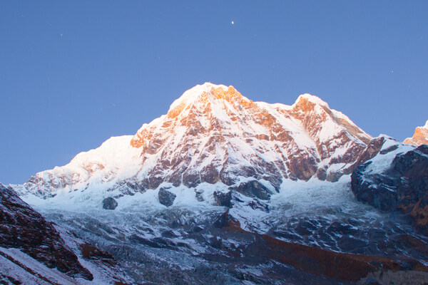 蓝天与雪山风景图片