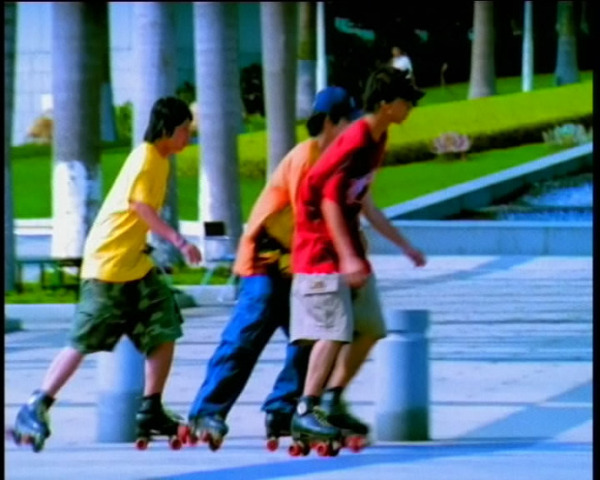 都市男孩踩滑板视频素材