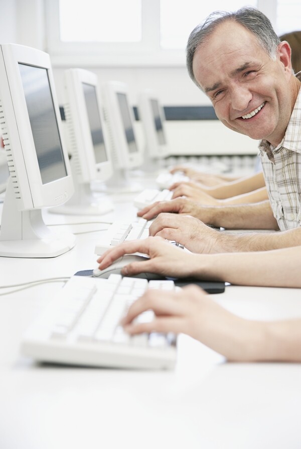 电脑室微笑的男人图片