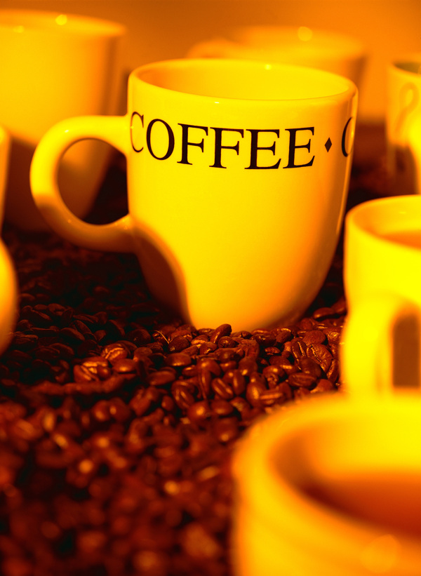 咖啡豆上的咖啡杯子图片