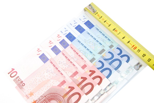 卷尺和欧元钞票金融危机的概念