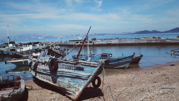 海岸边的旧渔船图片