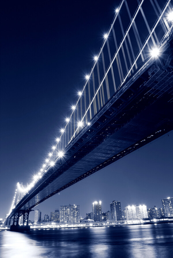 繁华城市的大桥夜景图片