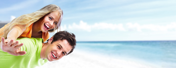 沙滩上的情侣恋人图片