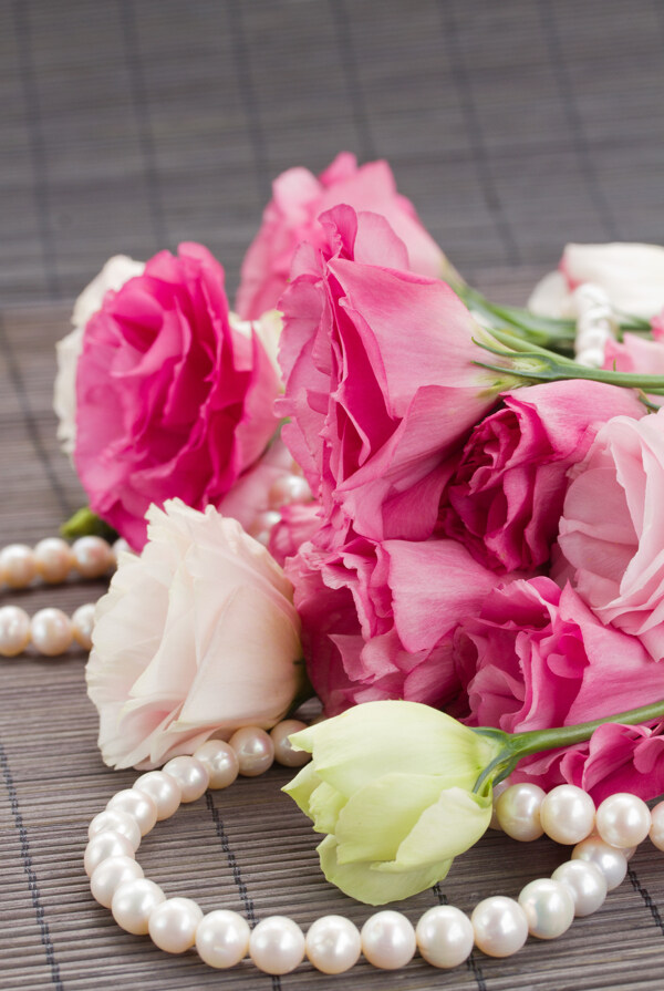 唯美珍珠项链与粉色玫瑰花图片