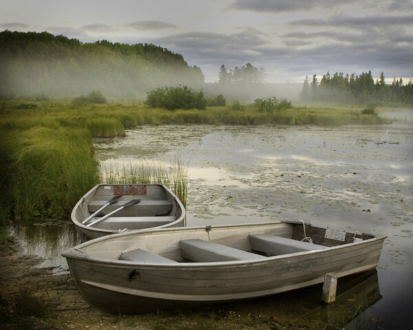 湿地湖泊上的木船图片
