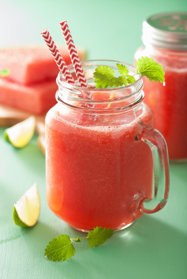 新鲜的西瓜饮料图片