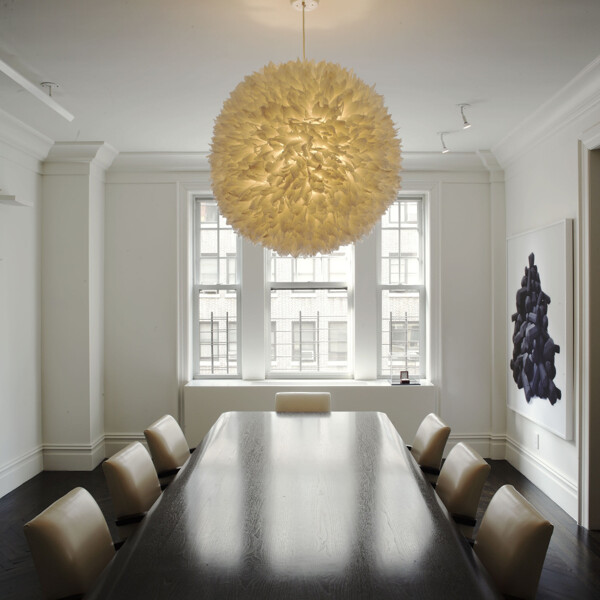现代时尚客厅金色球体吊灯室内装修效果图