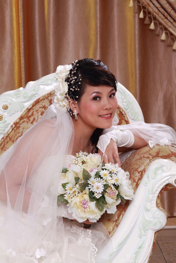 美女欧式婚纱花束图片