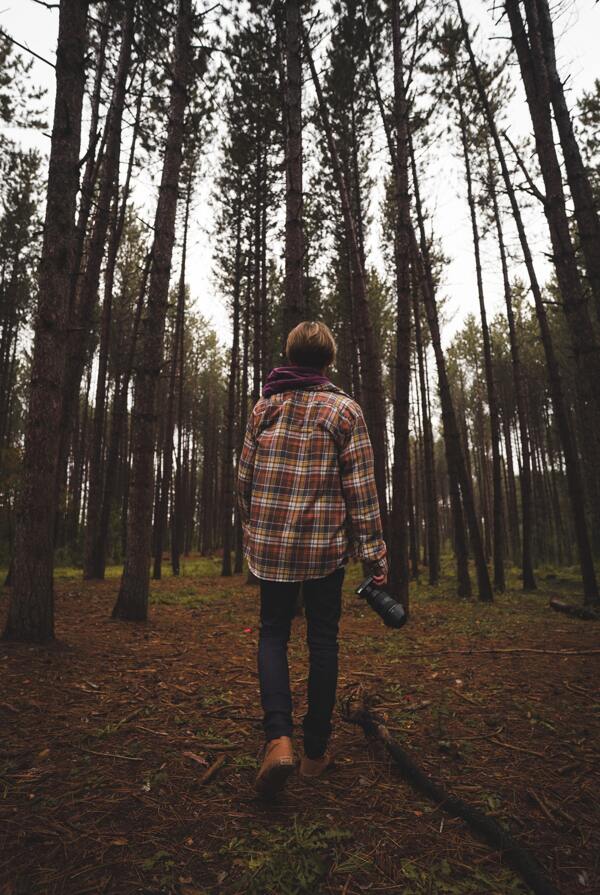 在树林拍摄男孩图片
