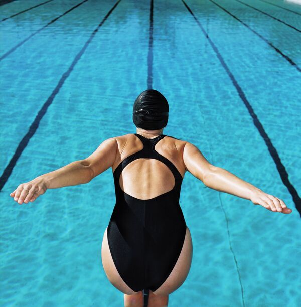 跳水的女人图片