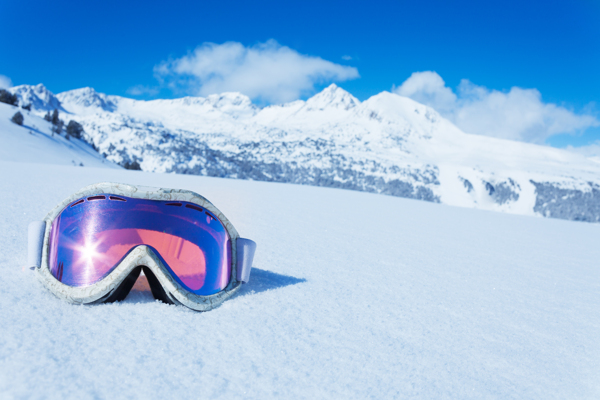 雪地上的滑雪眼镜