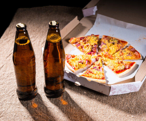 两瓶啤酒与披萨图片