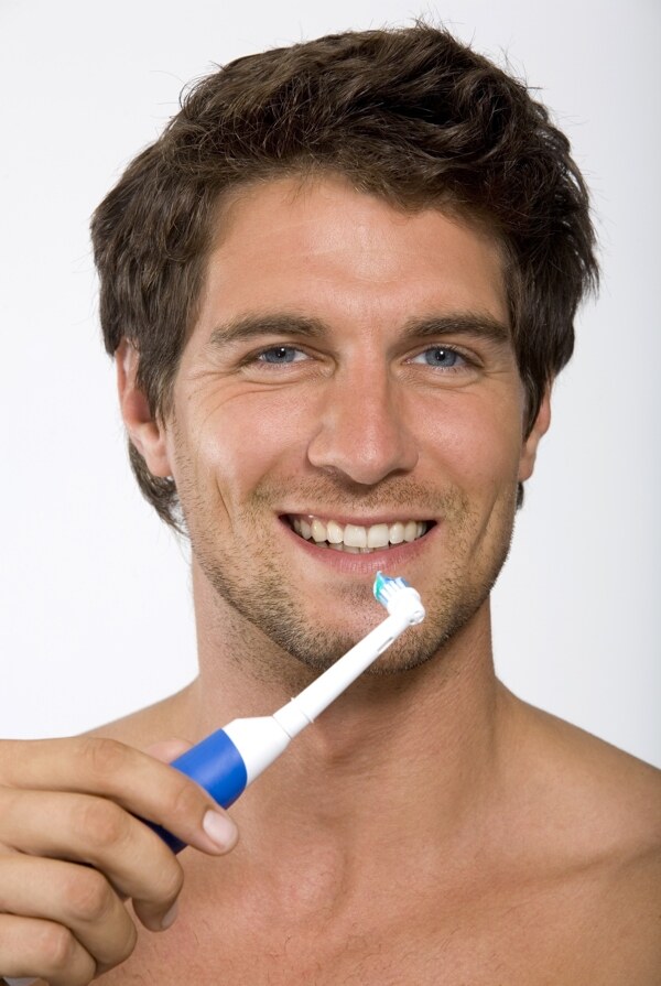 准备刷牙的外国男士图片