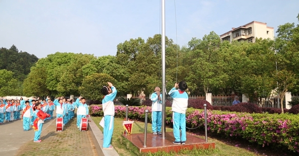 小学生升国旗