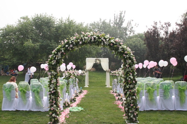 户外草坪婚礼图片