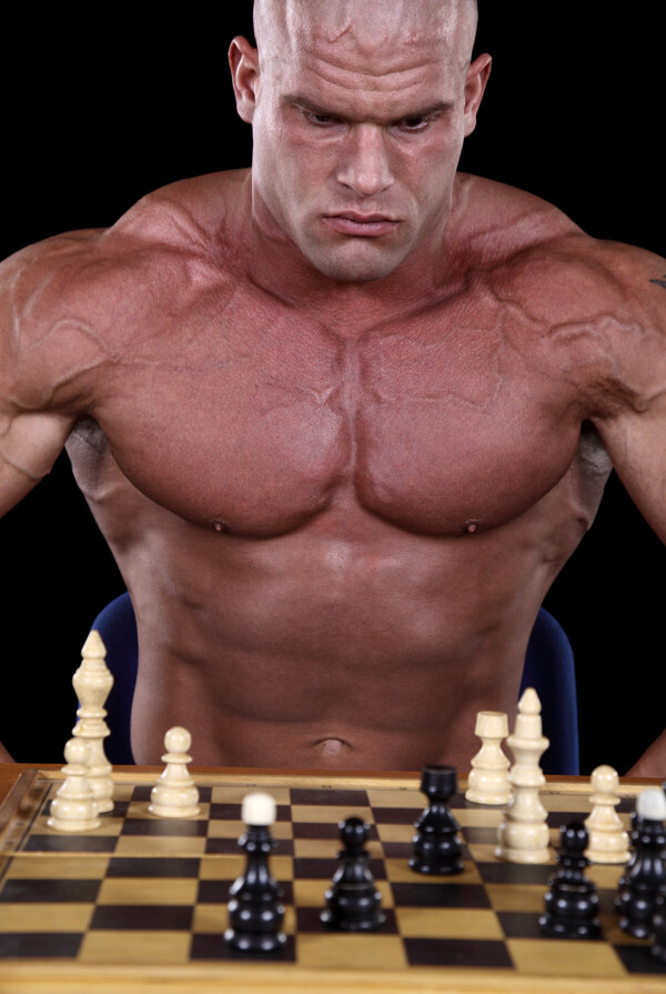 下象棋的肌肉男人图片