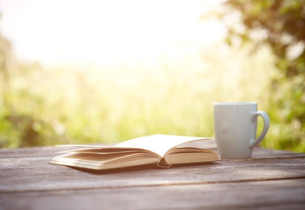 桌子上的咖啡与书