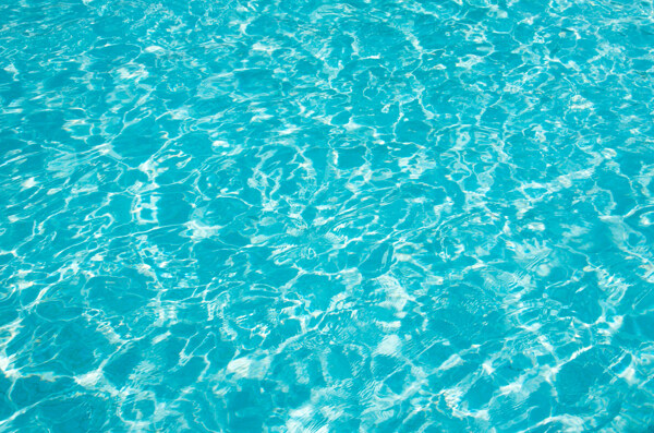 蓝色清澈的水面图片