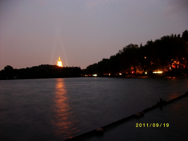 夜傍金山寺图片