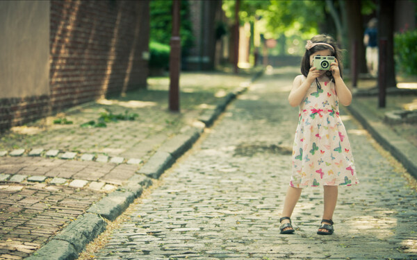 拍照的可爱小女孩图片
