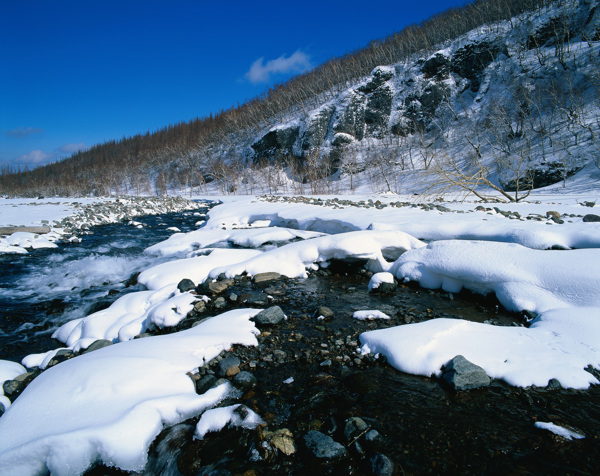 雪山流水景观图片