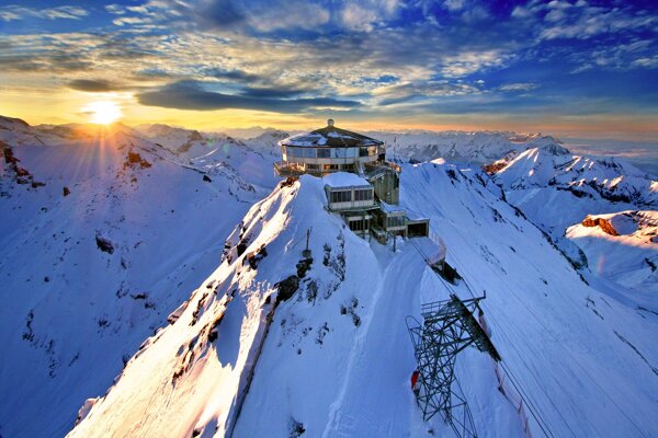 雪山与夕阳