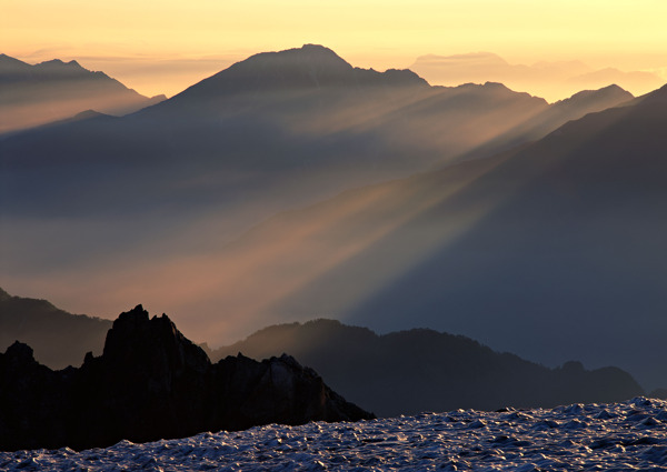 山峰清晨美景图片