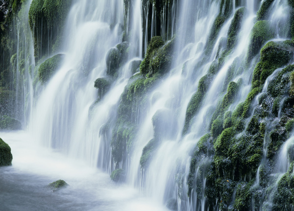 青山绿水瀑布自然景色图片