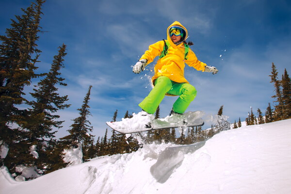 冬季雪地里滑雪图片