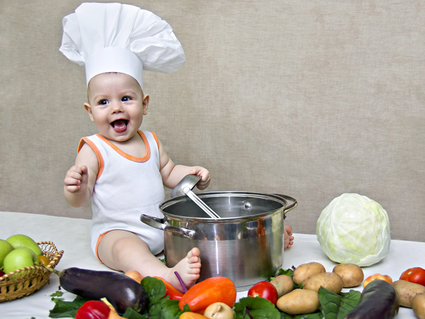 开心煮美食的宝宝图片