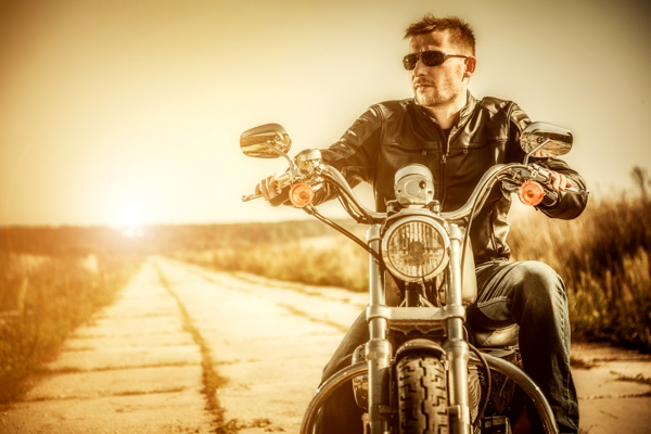 穿牛仔裤骑摩托车的男人图片