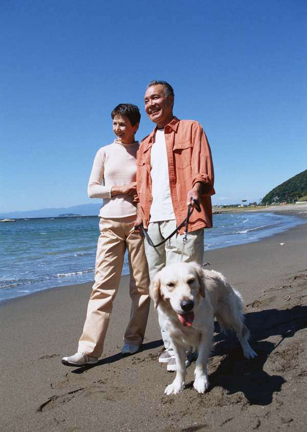 海边散步的男女图片