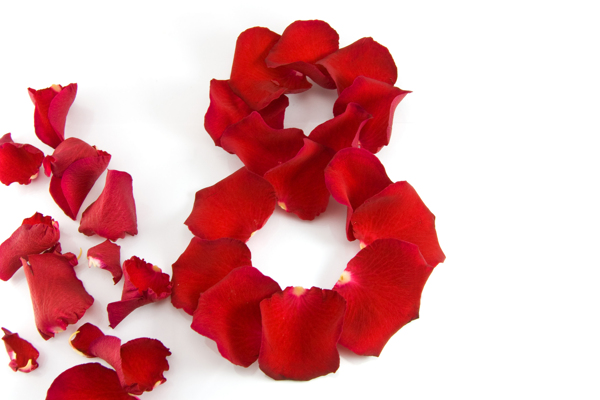 玫瑰花瓣拼成的三八妇女节图片