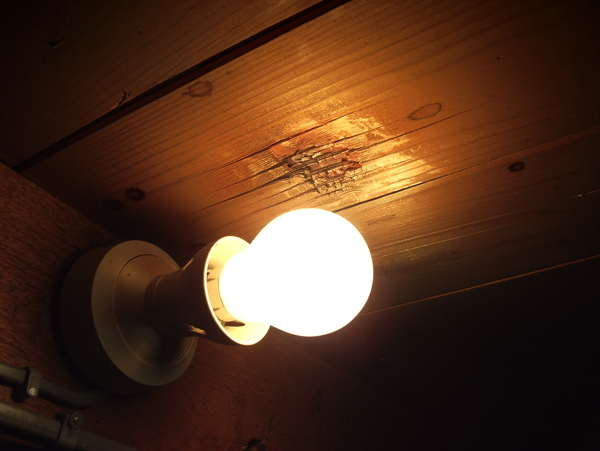 墙壁上的电灯泡