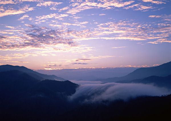 山峰云海风景图片