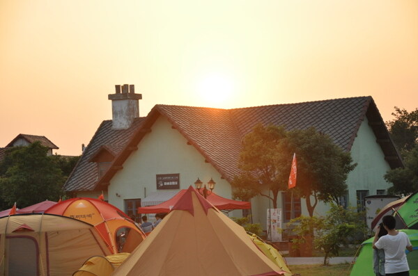 夕阳下的村屋帐篷图片