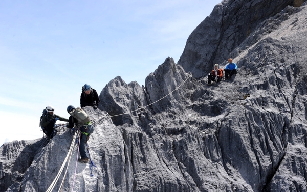 攀登高山