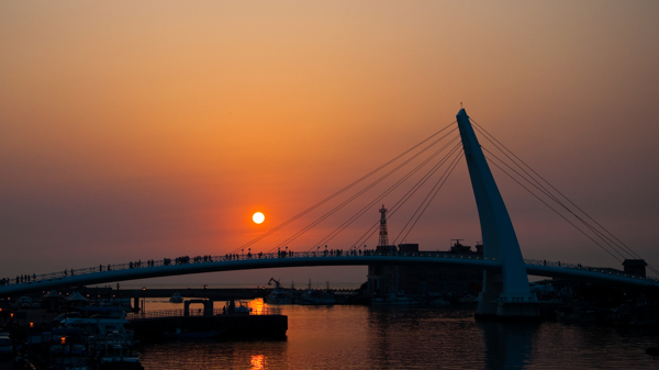 夕阳西下台湾淡水渔人码头图片