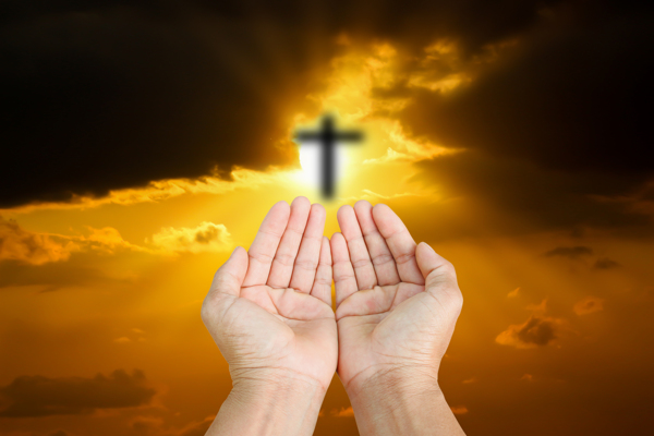 十字架与祷告手势图片