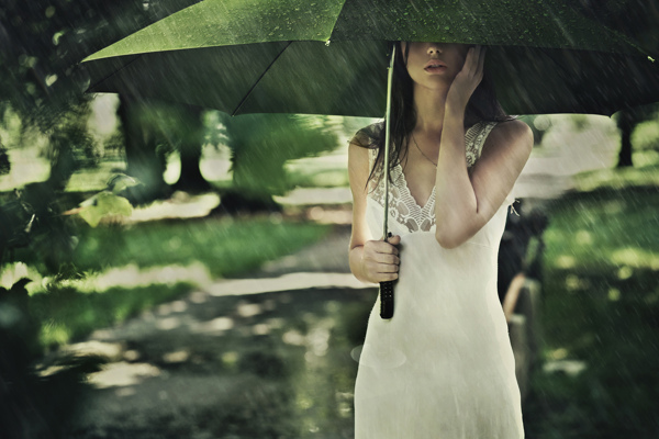 雨中少女图片