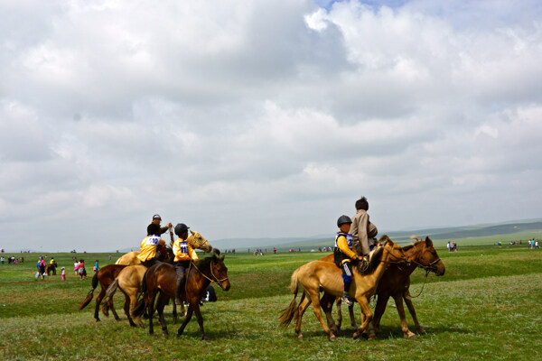 蒙古国草原上的骑马者图片