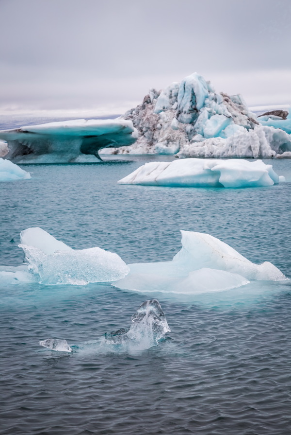 海面冰山风景图片