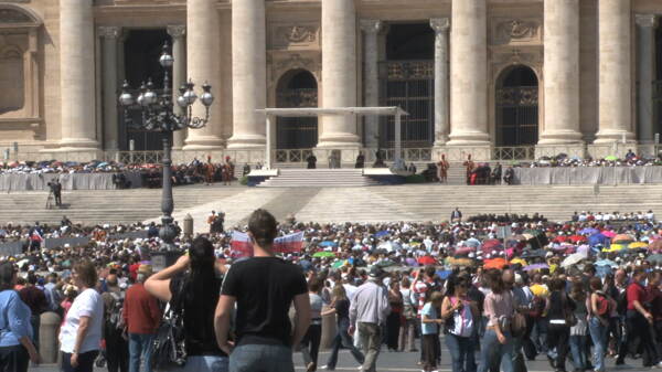 人群等着看教皇股票视频视频免费下载