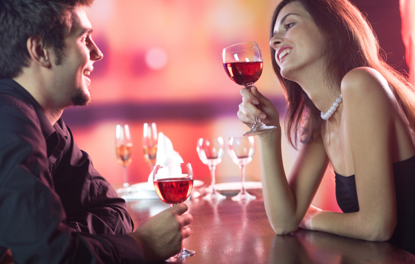 正在和喝红酒的情侣图片