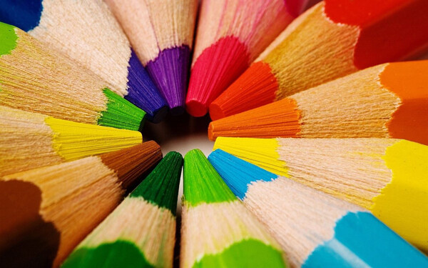多彩的彩色铅笔
