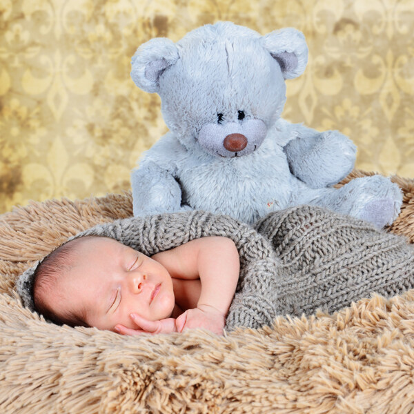玩具熊和熟睡的婴儿图片