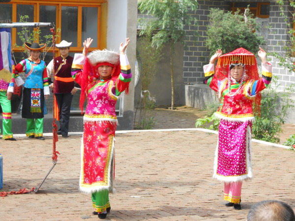 青海互助土族少数民族舞蹈图片