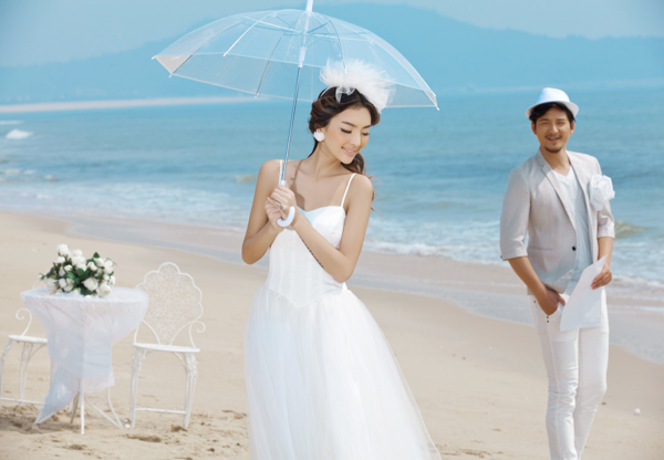 撑着伞的新娘与新郎图片