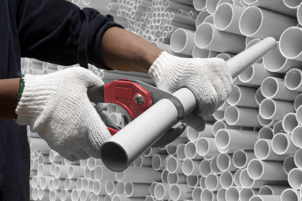 切白色PVC管的建筑工人图片